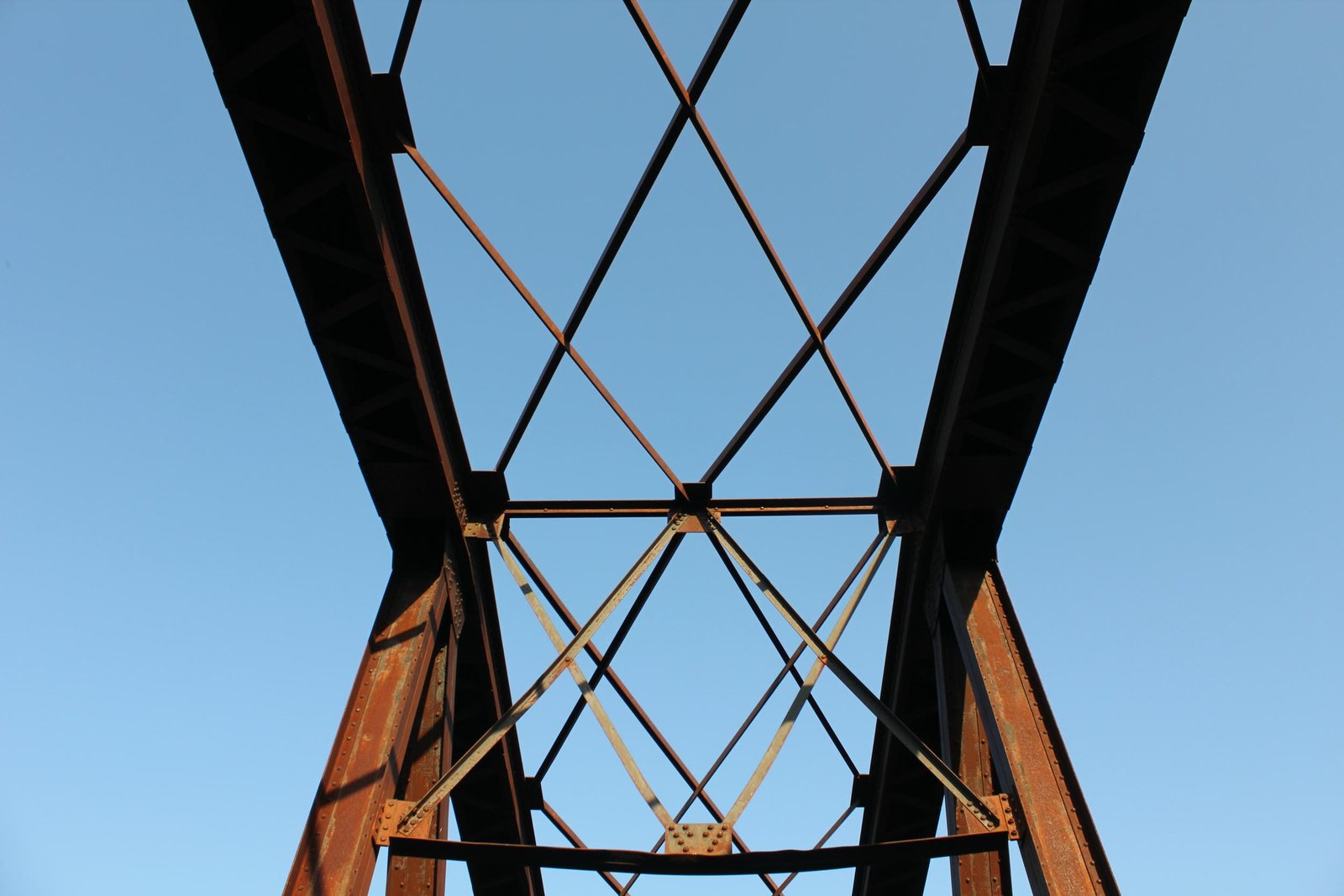 Upper lateral bracing and sway bracing
